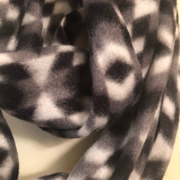 Black and White Infinity Scarf - Picture 2 of 3